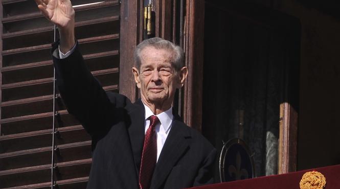 regele mihai se retrage din viata publica