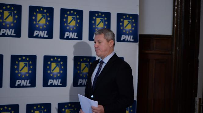 liberalii se roaga de basescu si monica macovei