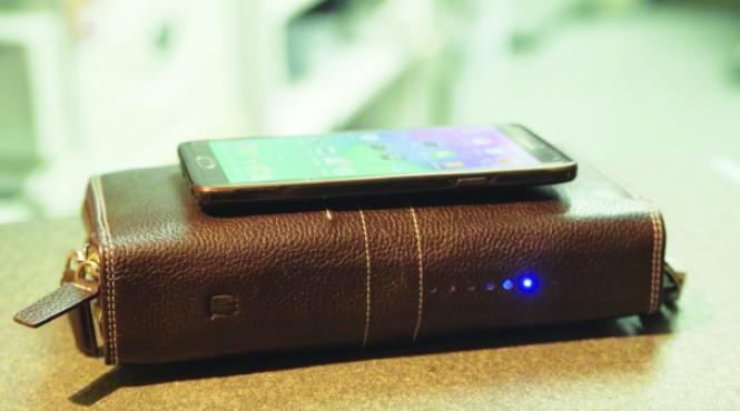 portofelul care iti incarca telefonul