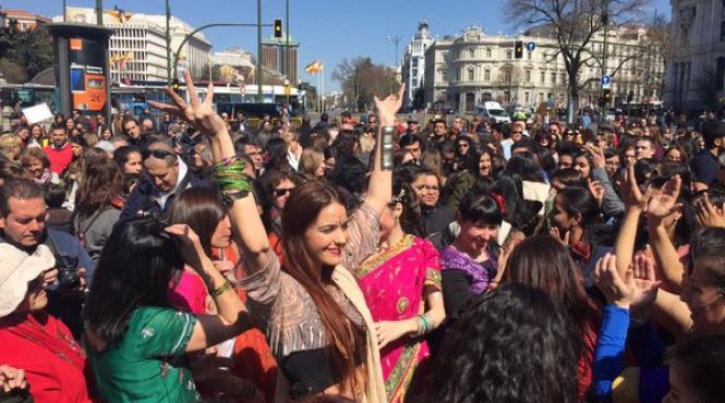flashmob indian la madrid cu ocazia oscarurilor bollywood ului