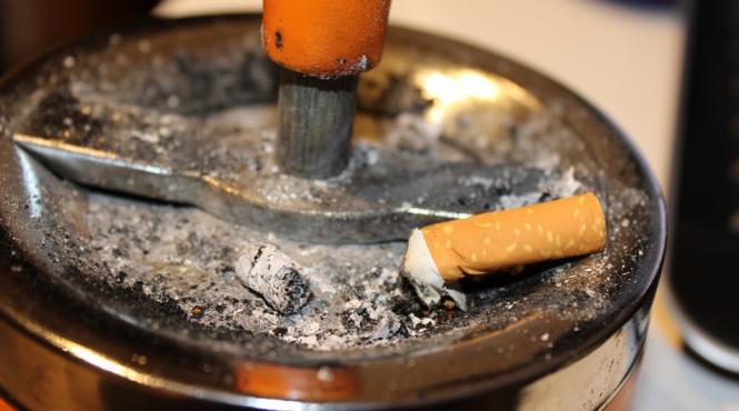 patronii localurilor din baia mare s au grabit sa interzica fumatul cu o zi inainte