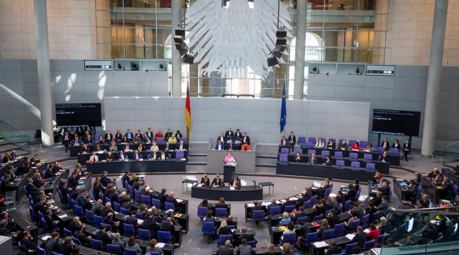 in ce termeni se poarta razboiul pe imunitatea parlamentara