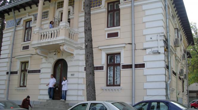 angajat dat afara de la serviciu la spitalul socola dupa ce a fost prins ca a furat din hrana pacientilor