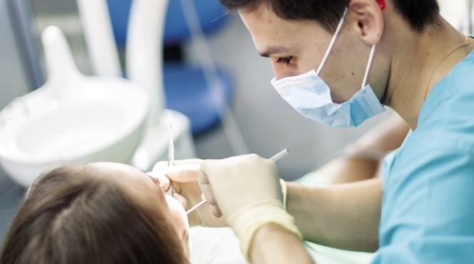 romanii merg la dentist rar si cand e prea tarziu de ce ne pierdem dintii chiar si la 20 de ani