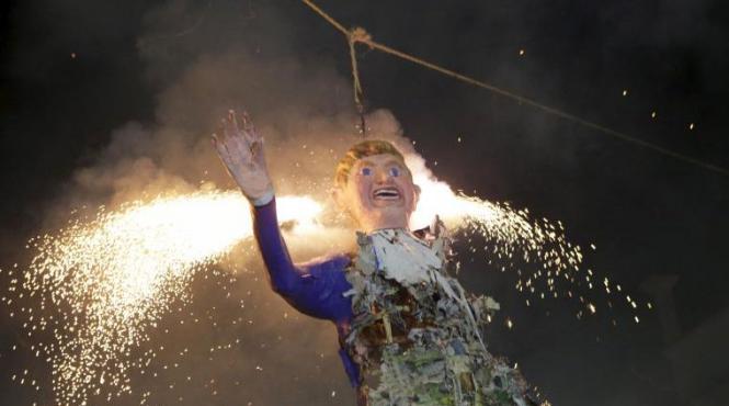 mexic reprezentari care l infatiseaza pe donald trump arse in ritualul arderea lui iuda