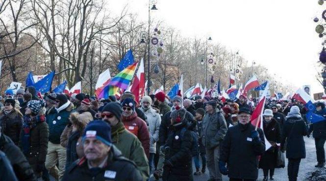 interzicerea avortului a scos oamenii in strada in polonia