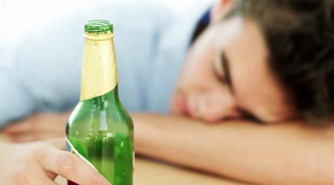 romanii incep sa bea alcool de la 13 ani