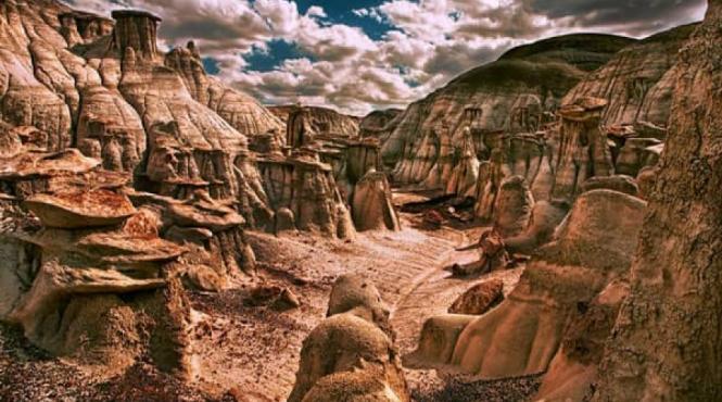 locuri ciudate pe planeta gradina de roci cu forme stranii de la bisti badlands