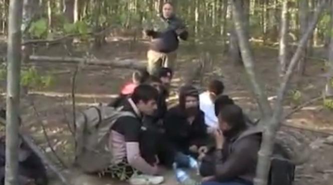 televiziunile bulgare difuzeaza imagini cu migranti imobilizati de militiile civile la granita cu turcia