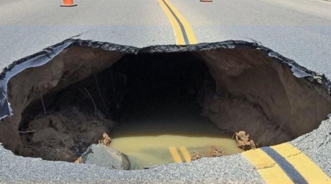 video momentul in care o sosea din california se surpa