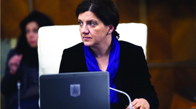 paradoxul de la justitie nu sunt bani pentru salarii mai mari dar se fac seminarii de lux