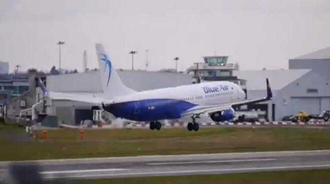 video momentele dramatice in care cauciucul unui avion blue air explodeaza la aterizare la birmingham