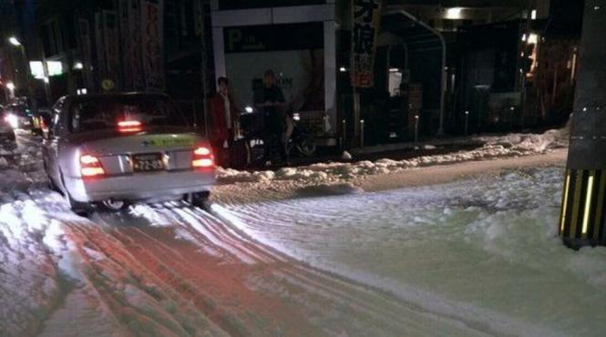 o spuma misterioasa a acoperit strazile orasului fukuoka dupa cutremurul de noapte trecuta