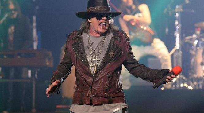 axl rose devine solistul vocal al trupei ac dc in turneul trupei australiene
