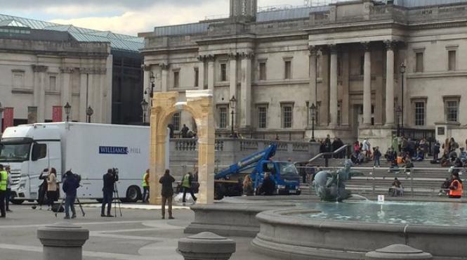 o copie a arcului de triumf din palmyra expusa in trafalgar square