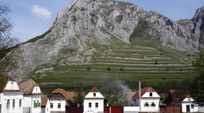 unic in romania rimetea satul cu case albe si ferestre verzi