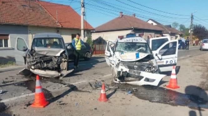 accident cu masina politiei aflata in misiune doua autoturisme implicate sase raniti