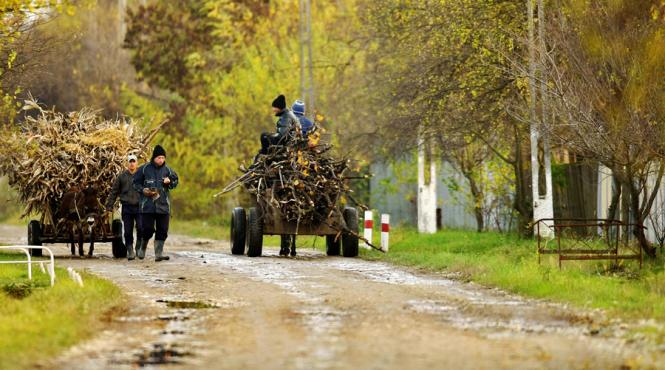 ins romania nu are are decat 747 km de autostrazi dar are 32 303 km de drumuri pietruite si de pamant