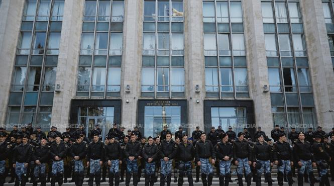 violente la manifestatia de duminica de la chisinau politia a deschis un dosar penal si justifica recurgerea la gaze lacrimogene