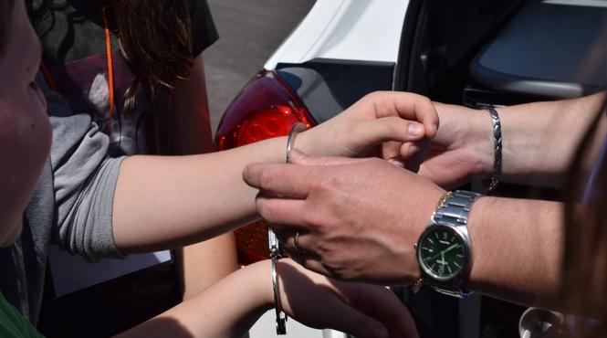 7 indivizi arestati dupa ce au violat o adolescenta de 16 ani