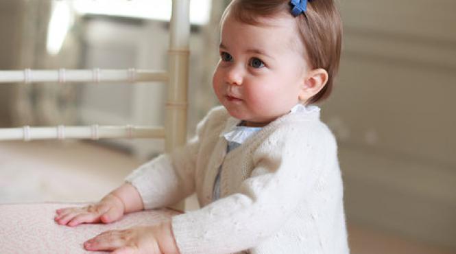 noi fotografii ale printesei charlotte inainte de prima sa aniversare
