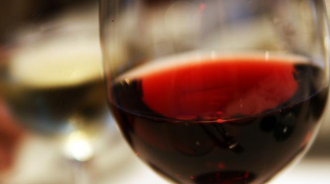 vinul rosu ar putea ajuta persoanele supraponderale sa slabeasca