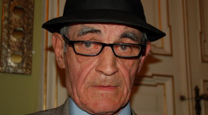 ion barladeanu artistul ce locuia candva intr o ghena de gunoi expune zilele acestea la iasi nea ion nu a dorit sa si reintalneasca fratele si rudele aflate la nici 50 de kilometri de capitala moldovei