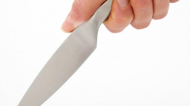 medicul care si a injunghiat fosta sotie pe aeroportul din sibiu sunt pe jumatate nebun sunt nebun