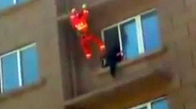 video prezenta de spirit a unui pompier cum a oprit o femeie sa se arunce de la etajul 6