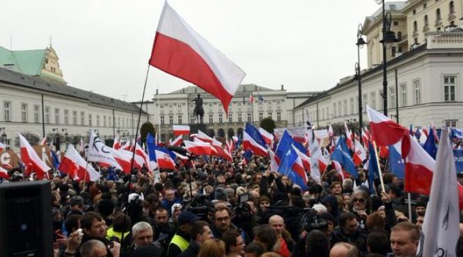 manifestantie fara precedent impotriva guvernului la varsovia