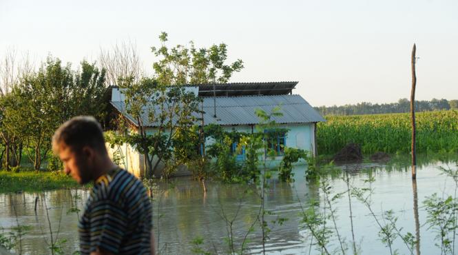 prahova zece case dar si zeci de curti si strazi inundate in urma ploii torentiale