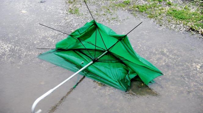 atentionare meteo ploi si intensificari ale vantului in cinci judete pana la ora 18 00