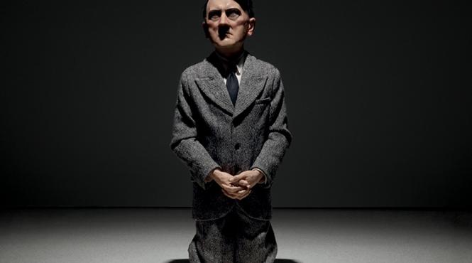 o statuie de ceara a lui hitler in genunchi vanduta la licitatie cu 17 189
