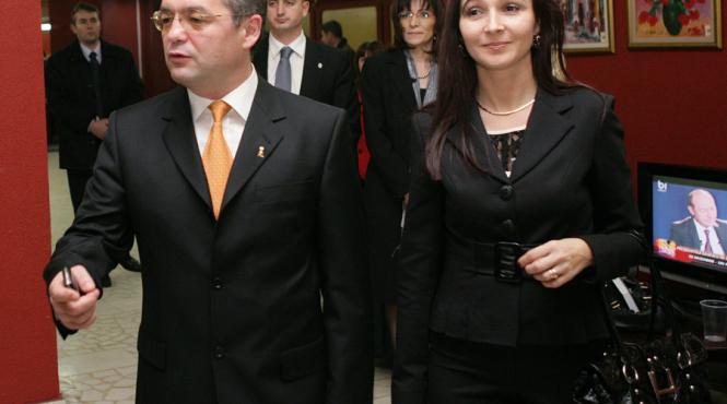 cluj sotia lui emil boc si a lansat un cd cu poezii recitate de florin piersic