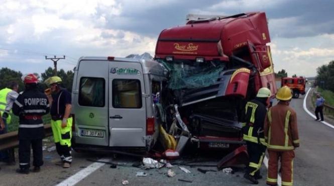 accident teribil in bistrita nasaud un tir a lovit un microbuz plin cu pasageri o femeie a murit