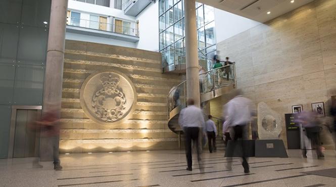 spionajul britanic deschide primul sau cont de twitter