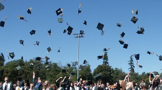 o universitate britanica le interzice absolventilor sa isi mai arunce in aer tocile la inmanarea diplomelor