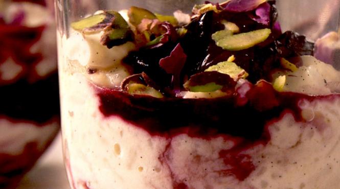 desert delicios cu fructe de primavara crema de vanilie cu cirese