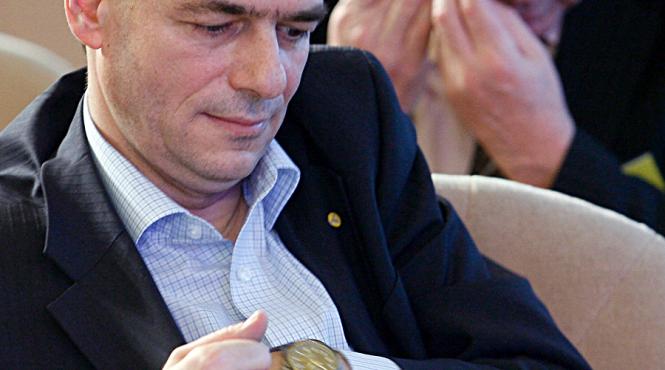 orban inregistrat in timp ce solicita bani te gandesti daca poti sau imi dai un sut in fund