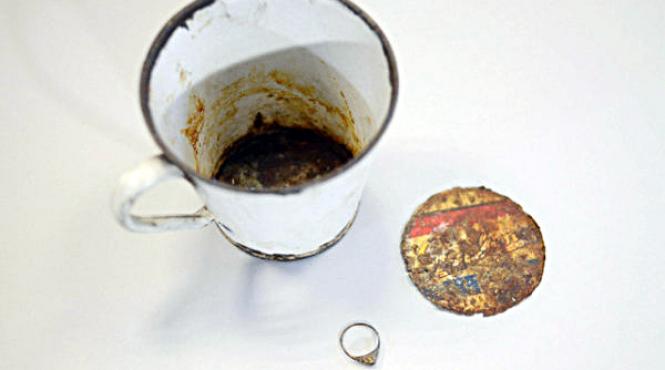 doua bijuterii de aur au fost descoperite in fundul dublu al unei cani din muzeul de la auschwitz