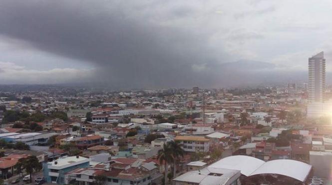 video eruptia vulcanului turrialba din costa rica cenusa afecteaza capitala