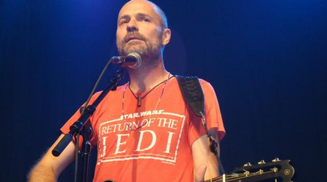 solistul unei importante trupe rock are cancer cerebral terminal va participa la un ultim turneu