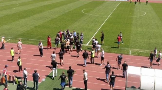 bataie pe cluj arena fanii universitatii au intrat cu betele pe teren dupa jucatori