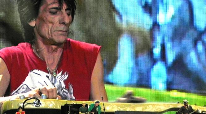 ronnie wood chitaristul trupei rolling stones a devenit tatal a doua fetite gemene la 69 de ani