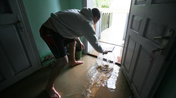 cod rosu de inundatii pe rauri din sase judete pana vineri dupa amiaza