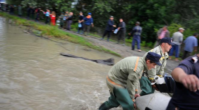 harghita pompierii si localnicii intervin in comuna ciumani unde raul mures iese din matca