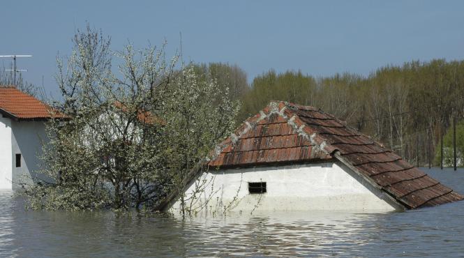 inundatii devastatoare intr un sfert de tara mai multe drumuri nationale au fost rupte de viituri