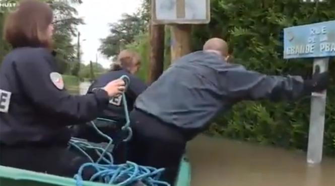 video de ce 3 politisti francezi au ajuns de rasul lumii