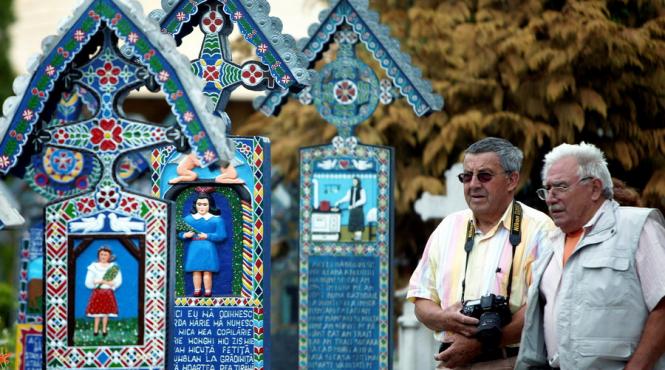 maramures cimitirul vesel din sapanta una dintre cele mai cautate destinatii turistice din judet
