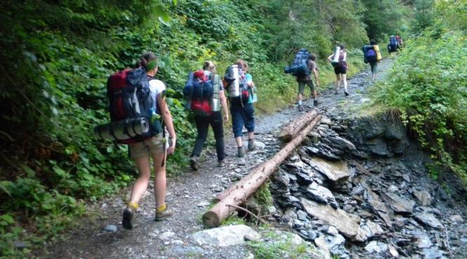 neamt doi tineri din iasi rataciti pe ceahlau gasiti de salvamontisti pe marginea unei prapastii adanci